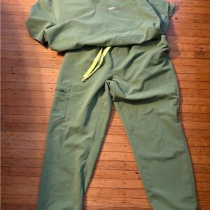 Figs Green Scrub top relaxed joggers